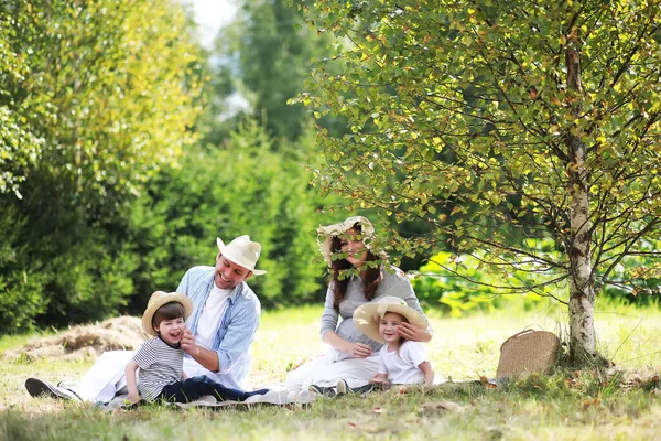 Familia Con Niños Comiendo Sandía Sobre Naturaleza — Foto de Stock