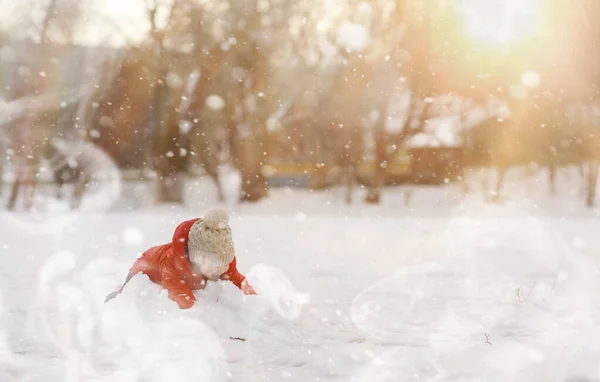 Zimě Venku Hraje Dívka Sněhové Hry Ulici — Stock fotografie