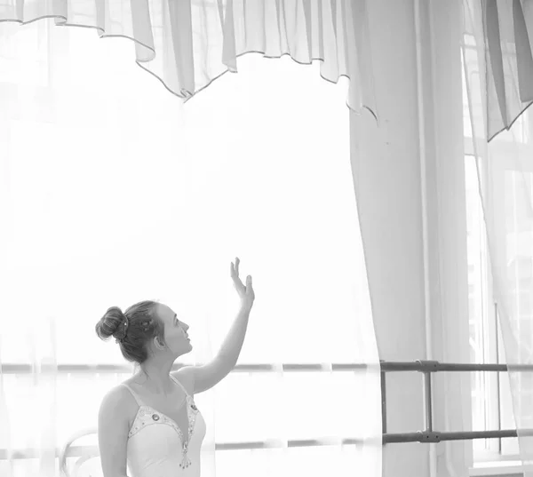Penari balet muda pada pemanasan. Balerina sedang bersiap-siap. — Stok Foto
