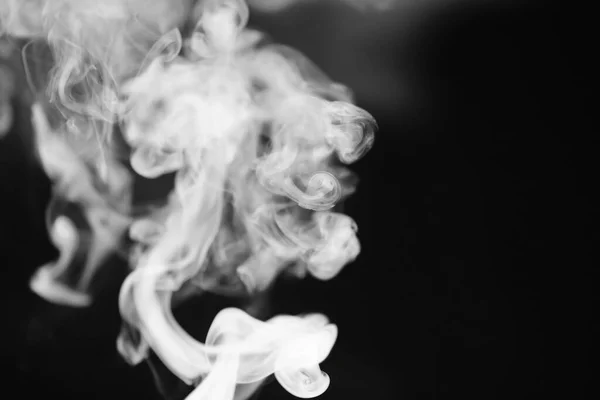 White smoke on a black background. Texture of smoke. Clubs of wh — Stock Photo, Image