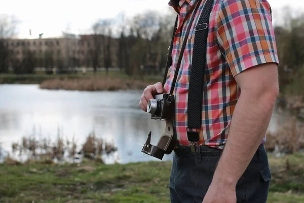 Beard man with retro camera in the park — Stock Photo, Image