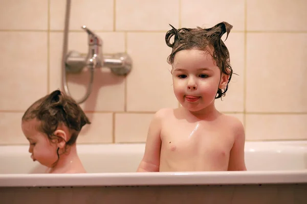 小孩子们在洗澡 孩子们在浴室里洗澡 哥哥和姐姐在洗澡时在浴室里玩耍 — 图库照片