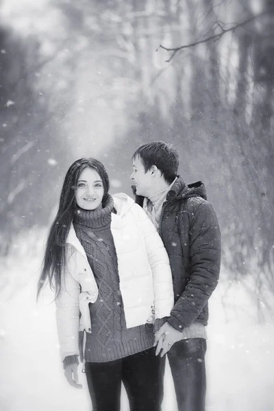 Een verliefde paar op een winter wandeling. Man en vrouw op een datum in de — Stockfoto