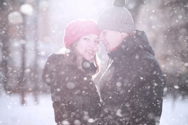 Jovem casal caminhando pelo inverno — Fotografia de Stock