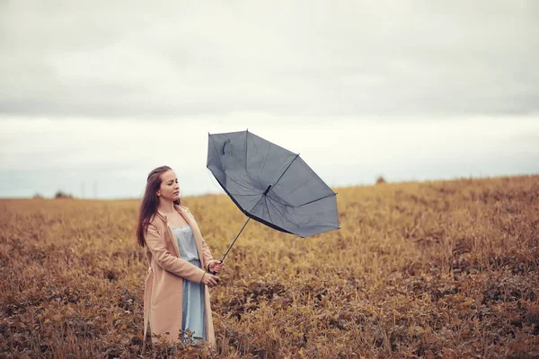 Jeune fille dans le parc d'automne — Photo