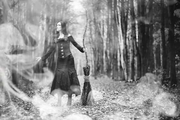Femeia în costum de vrăjitoare într-o pădure densă — Fotografie, imagine de stoc