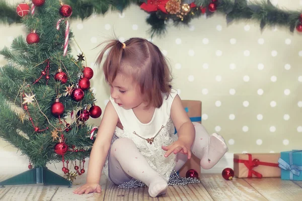 Menina e árvore de Natal — Fotografia de Stock