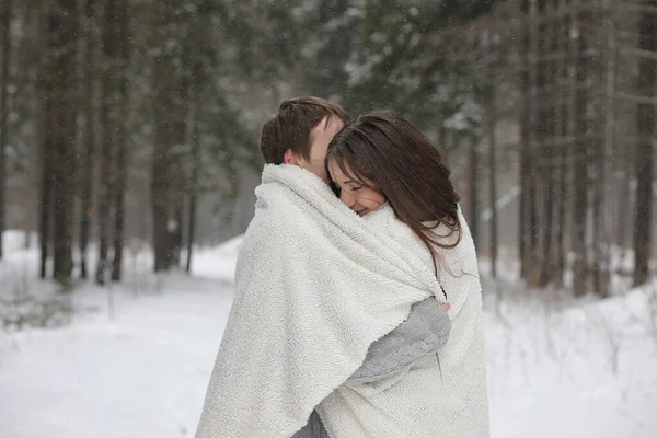 Liebespaar bei einem Date Winternachmittag im Schneesturm — Stockfoto