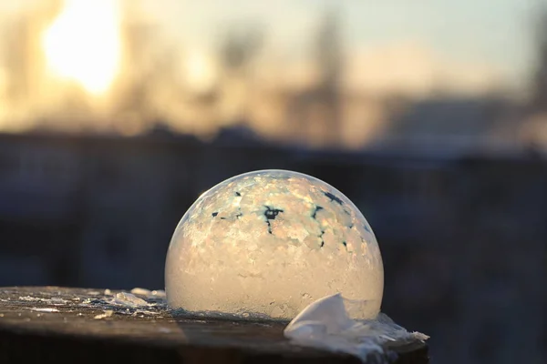 As bolhas de sabão congelam no frio. A água ensaboada do inverno congela em t — Fotografia de Stock