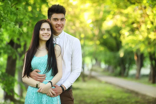 Pareja joven en la primera cita — Foto de Stock