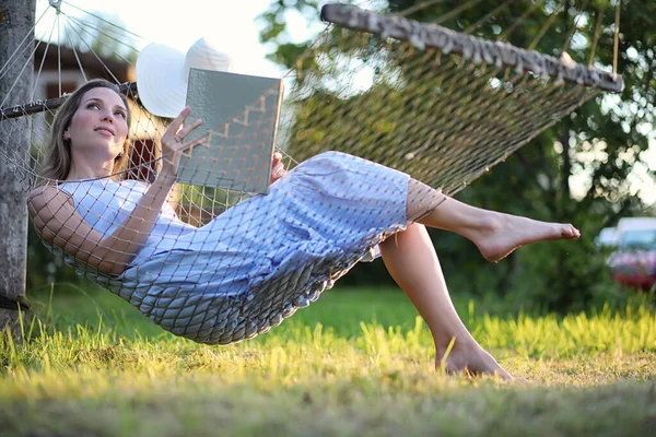 Güzel genç kız yalan ve bir kitap okuma — Stok fotoğraf