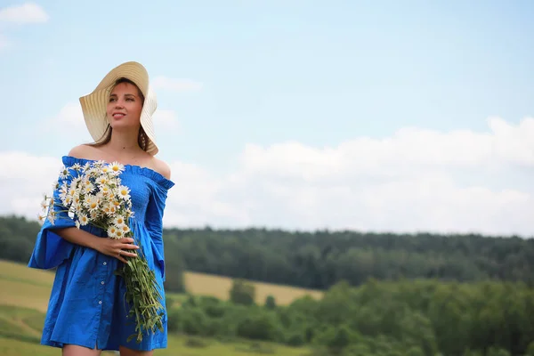 Joven linda chica en un sombrero en un campo al atardecer — Foto de Stock