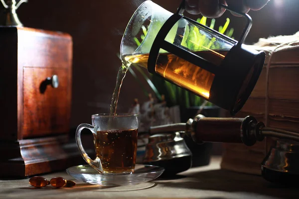 Brygga te på ett träbord — Stockfoto