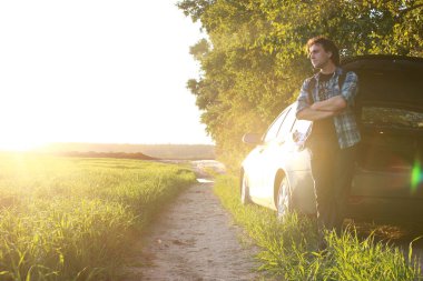 Biri rahat kıyafetler içinde açık alanlarda bir gezgin