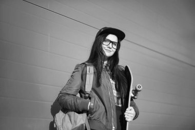 Genç hippi kız bir kaykay sürme. Kızlar kız f