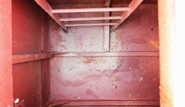 Doku metalik. Sanayi kökenli bir eski paslı