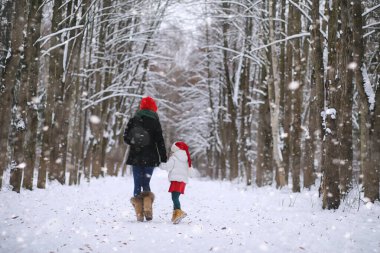 Bir kış masal, genç bir anne ve kızı bir kızak sürmek