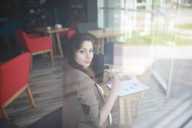 Kafede bilgisayarda çalışan hamile kadın