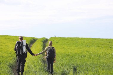 Bir sırt çantası ile yürüyerek seyahat