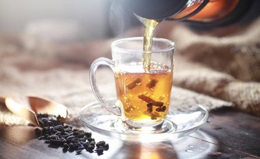 Bir hizmet tabloda çay demlendi