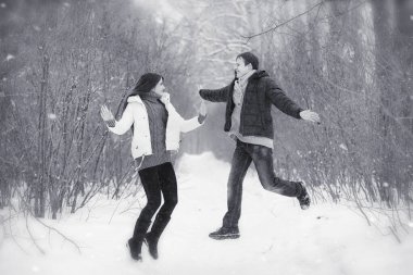 Sevgi dolu bir çift bir kış yürüyüş. Erkek ve kadın bir tarihte