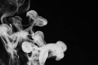 Beyaz Siyah bir arka plan üzerinde duman. Doku duman. Wh kulüpleri