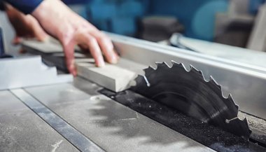 Araçları ve süreç içinde elektrikli testere ile atölye çalışması