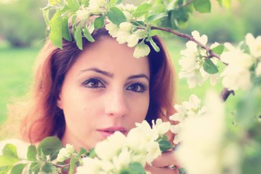 Elma ağacı çiçeğindeki kadın