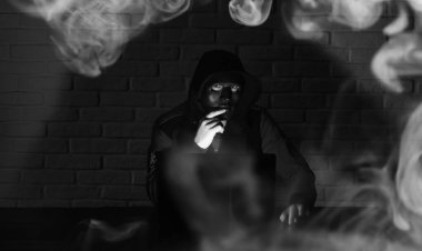 Siyah maske ve hood masada hacker