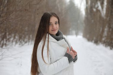 aşıklar bir tarihte kış öğleden sonra kar kar fırtınası çifti