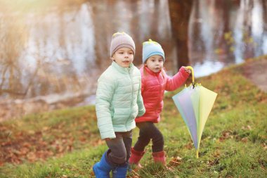 Çocuk sonbahar Park walk