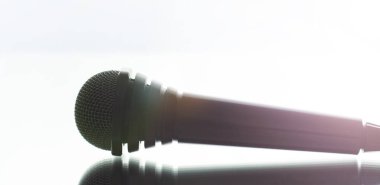 Tartışma öncesi sahnede mikrofon..