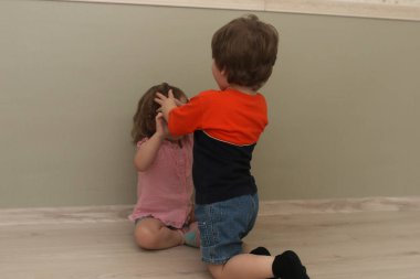 Bir katta bir odada oynayan genç çocuk
