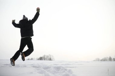 Yürüyüşte bir adam. Kış manzarası. Kış yolculuğunda turist.