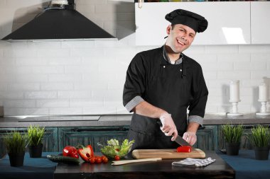 Adam yemek hazırlanıyor gıda sebze mutfak at