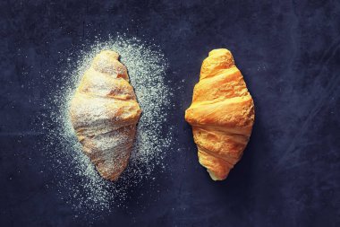 Taze hamur işleri masada. Fransız aromalı kruvasan.