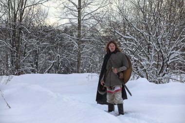 Defender'ı posta zırh genç savaşçı