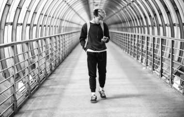 Spor giyimli bir adam açık havada tek renkli fotoğraf çalıştırın