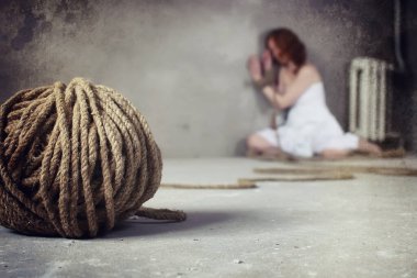 Genç kız yere bağlı. Kaçırılan kız. Kurban o