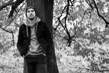 Genç sakallı adam açık