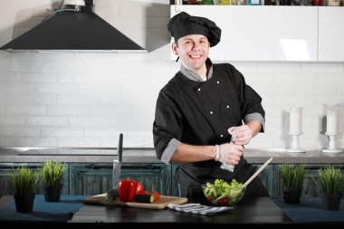 Adam yemek hazırlanıyor gıda sebze mutfak at