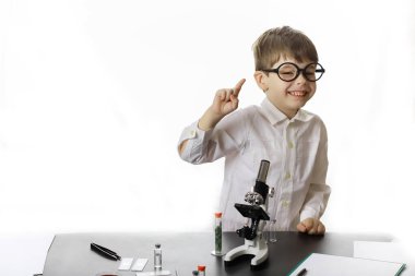 Genç bilim adamları kimyagerler. Doktor, laboratuvar asistanı.