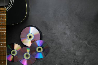Gitar ve aksesuarlar taş zeminde. Masa müzisyeni, hea