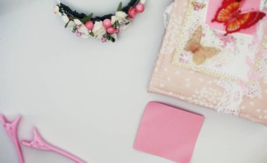 Bir günlük bir beyaz masaya girişler için