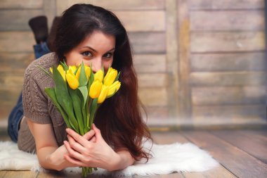 Bir buket Sarı laleler kızla. Bir hediye çiçek kız