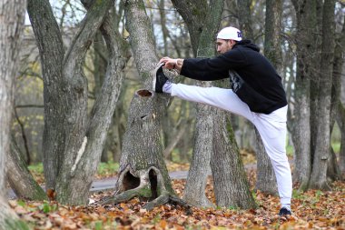 Genç adam bir sonbaharda sakal.