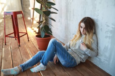 Genç bir kız rahat bir oda aittir