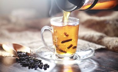 Bir hizmet tabloda çay demlendi