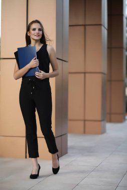 Kız bir iş toplantısında belgelerle