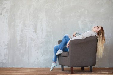 Genç bir kız rahat bir oda aittir